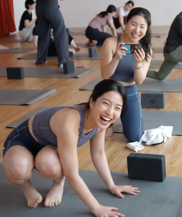 매트 위에서 웃고 있는 회원