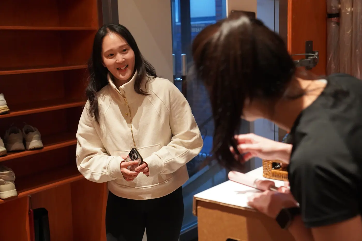 데스크에서 휴대폰으로 체크인하는 단골 회원